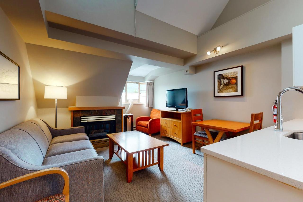 Whistler Peak Lodge Room photo