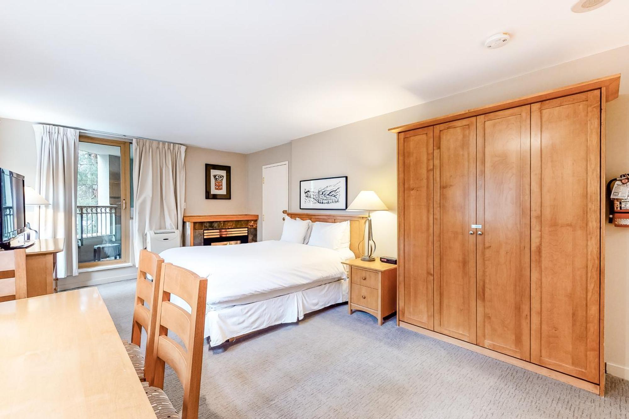 Whistler Peak Lodge Room photo