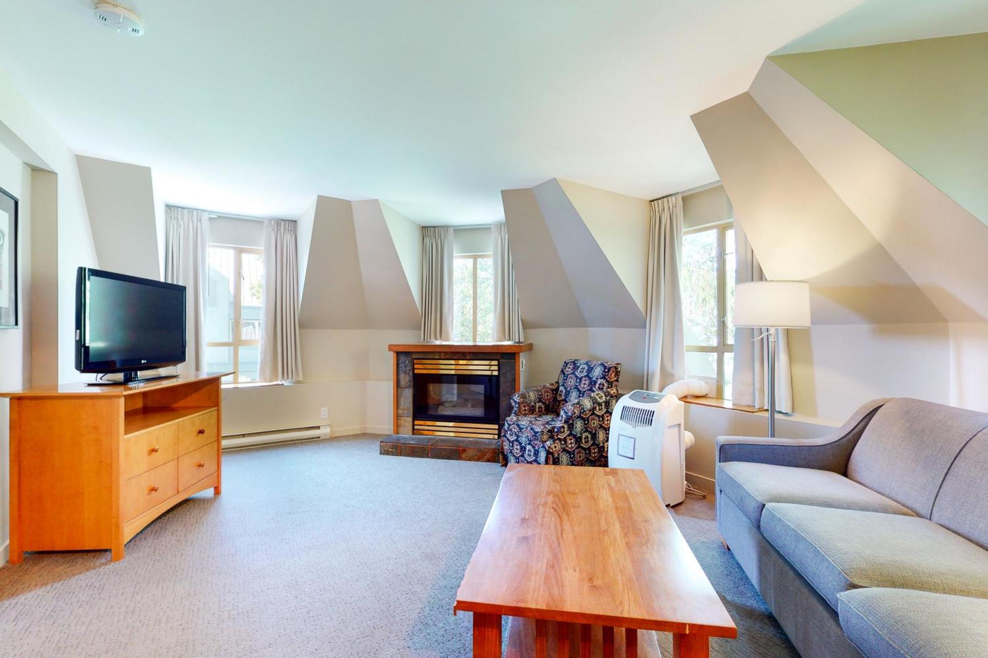 Whistler Peak Lodge Room photo