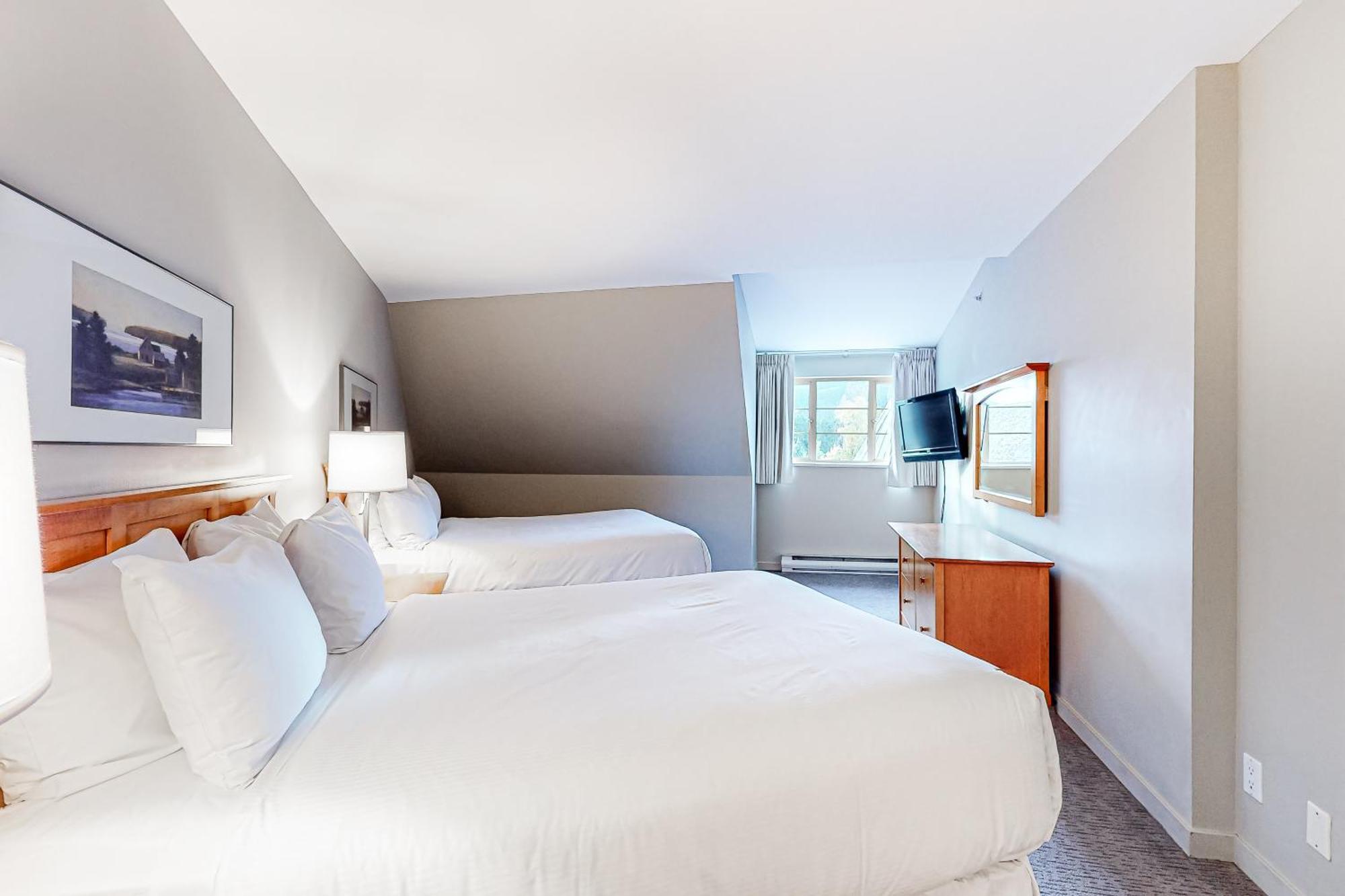 Whistler Peak Lodge Room photo