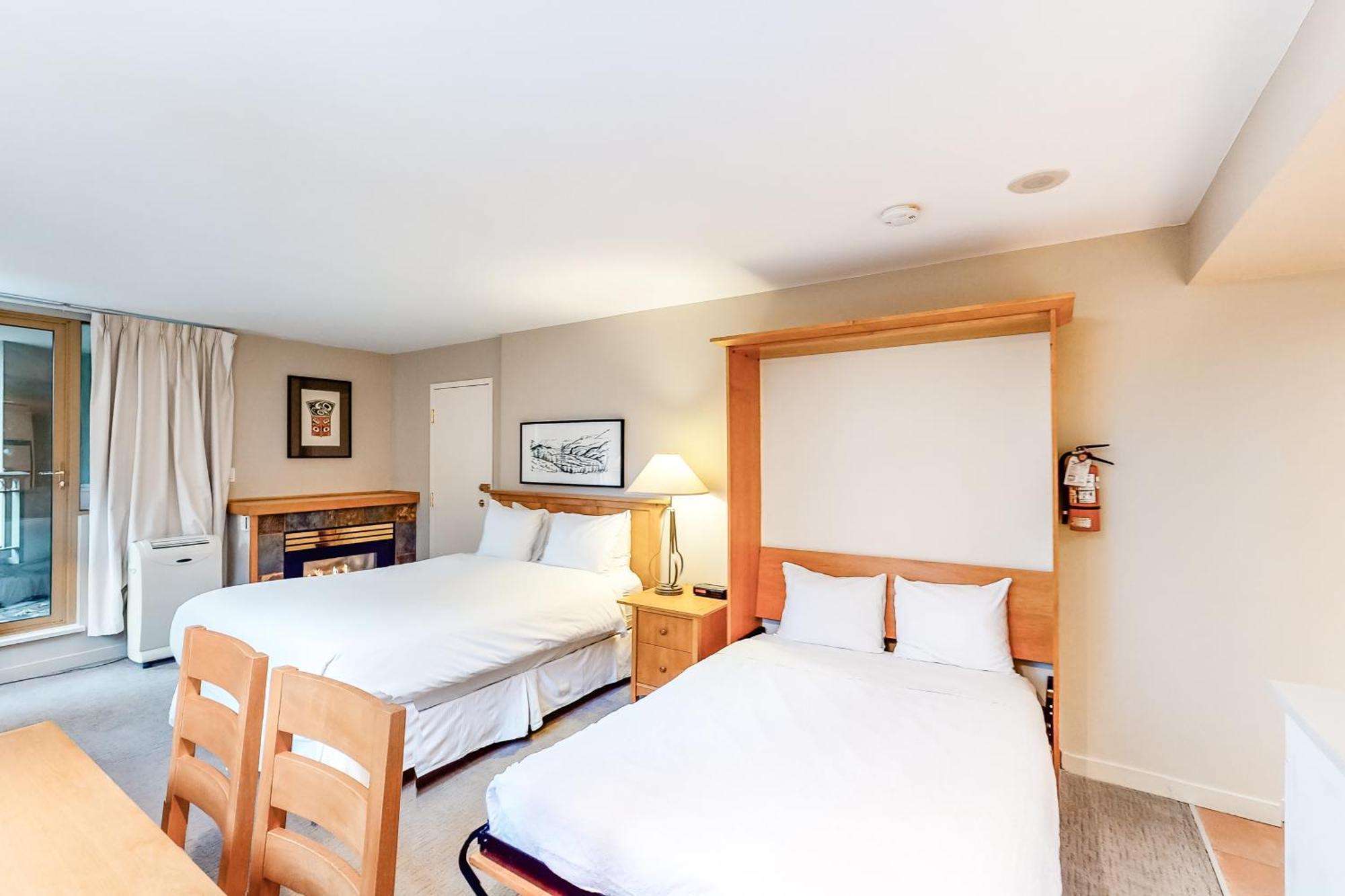 Whistler Peak Lodge Room photo