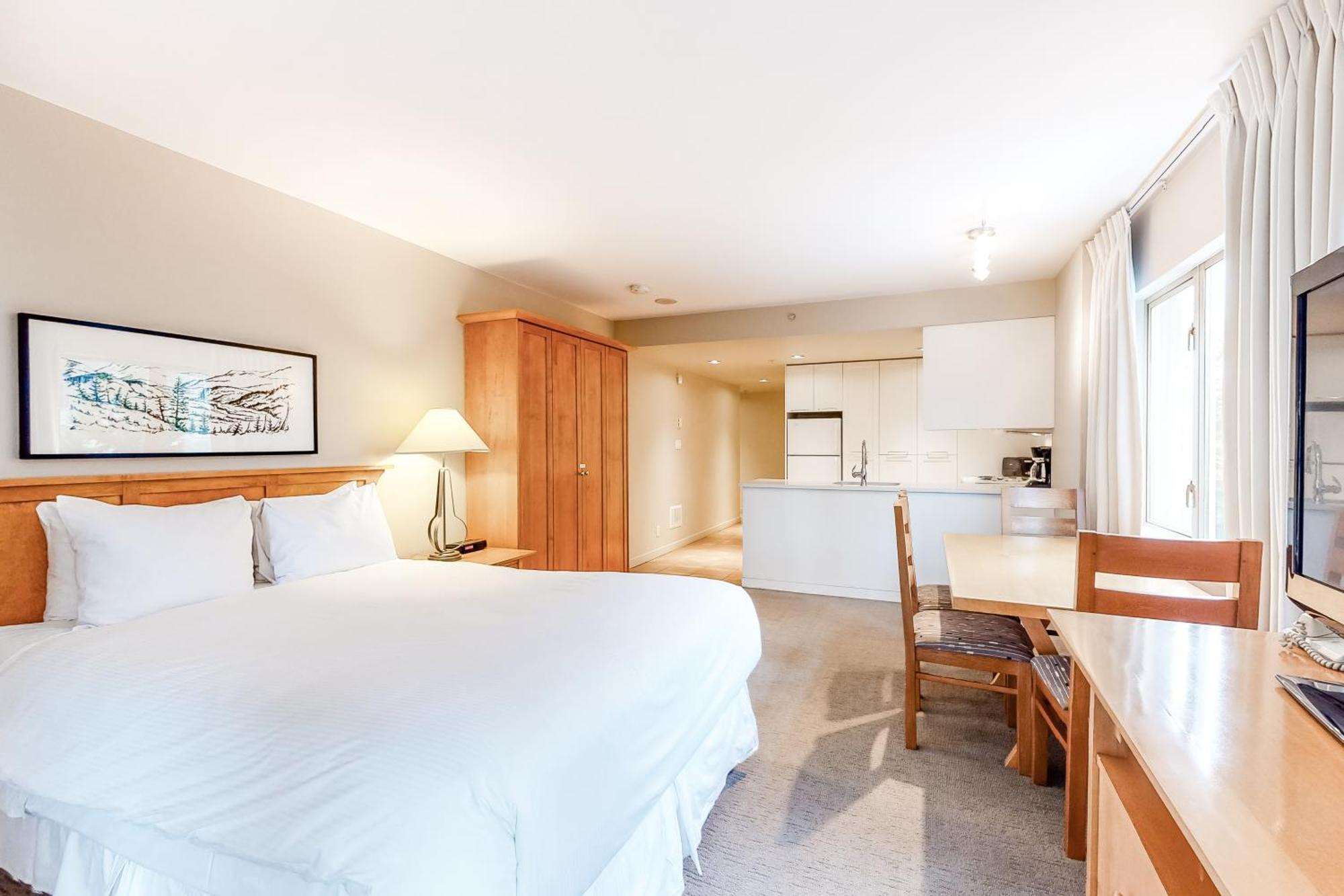 Whistler Peak Lodge Room photo
