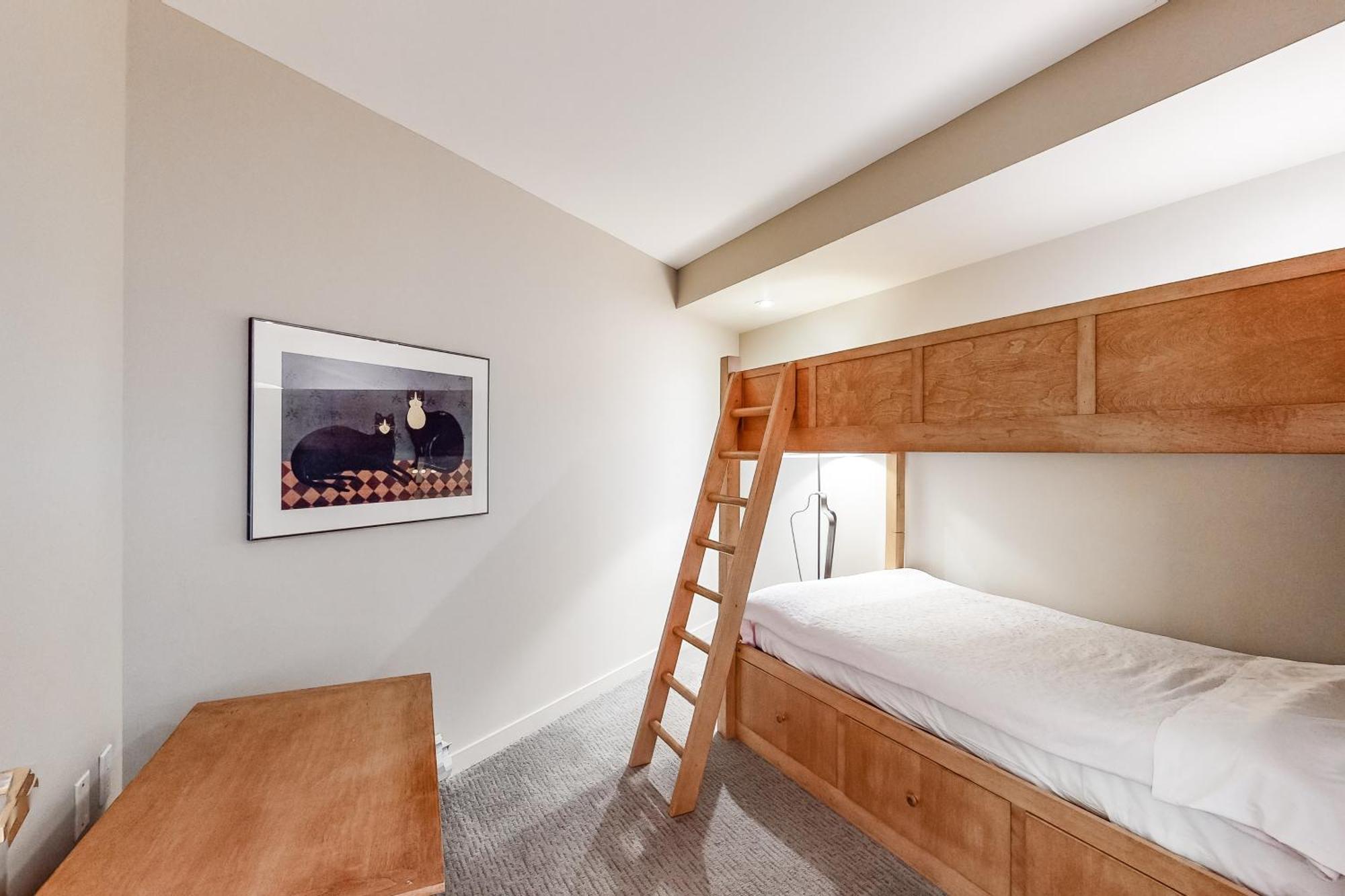 Whistler Peak Lodge Room photo