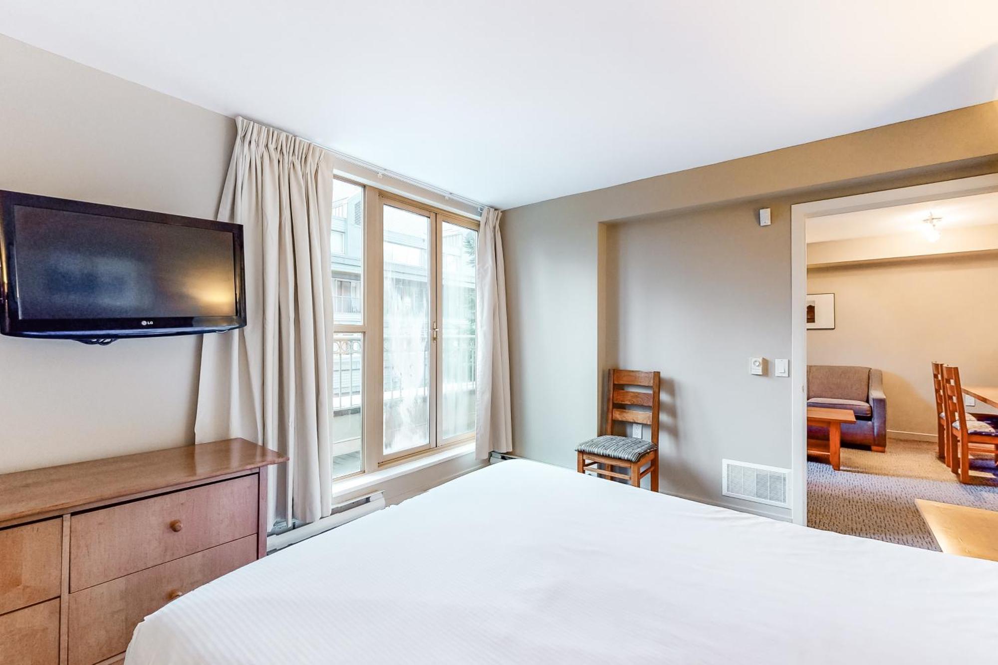 Whistler Peak Lodge Room photo