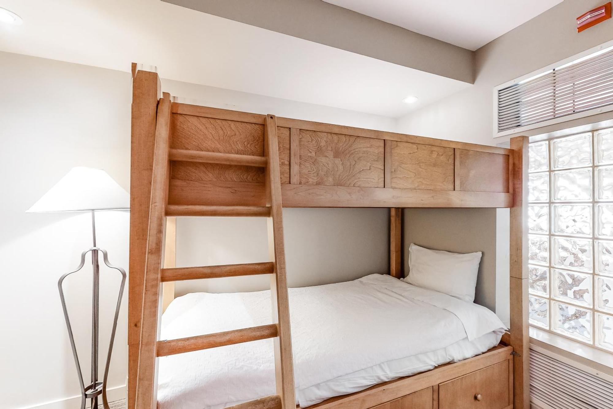 Whistler Peak Lodge Room photo