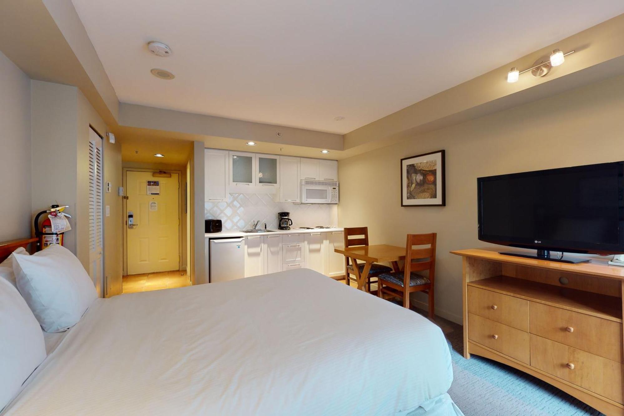 Whistler Peak Lodge Room photo