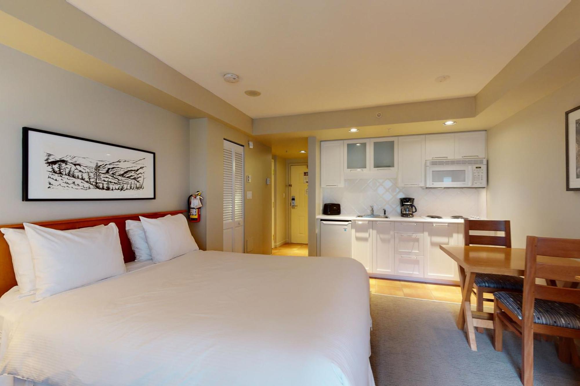 Whistler Peak Lodge Room photo