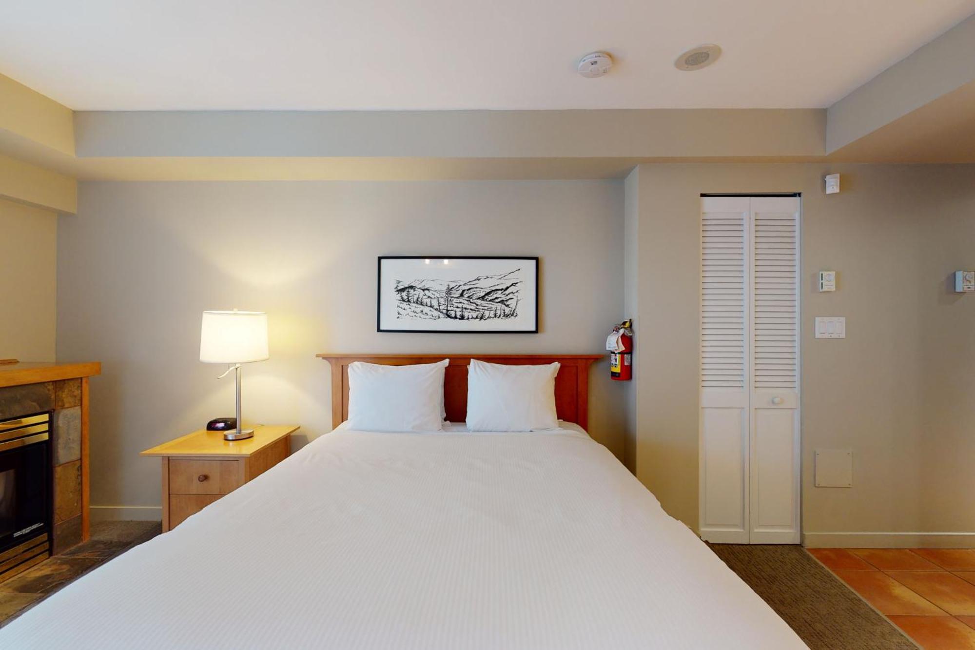 Whistler Peak Lodge Room photo