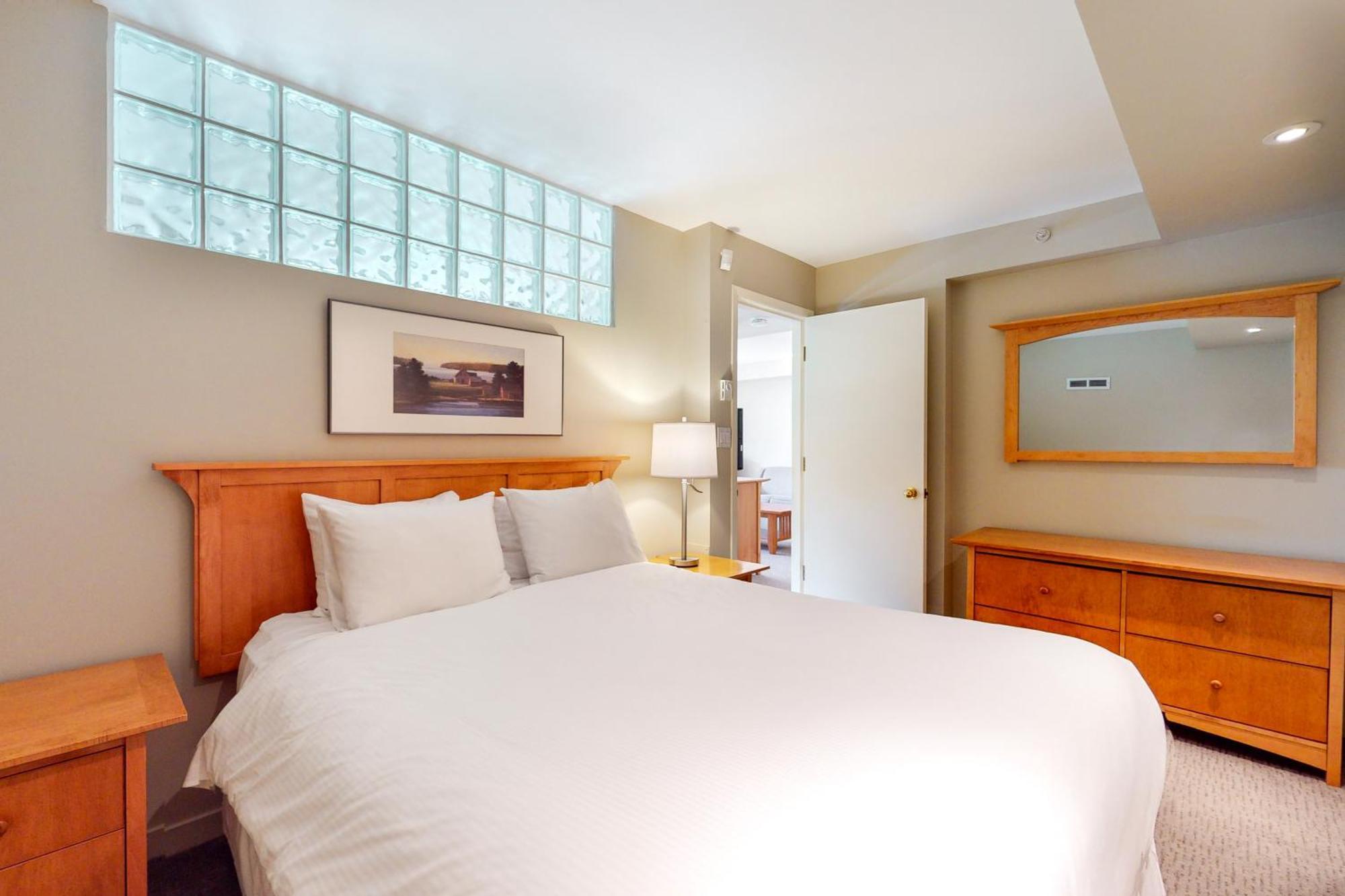 Whistler Peak Lodge Room photo