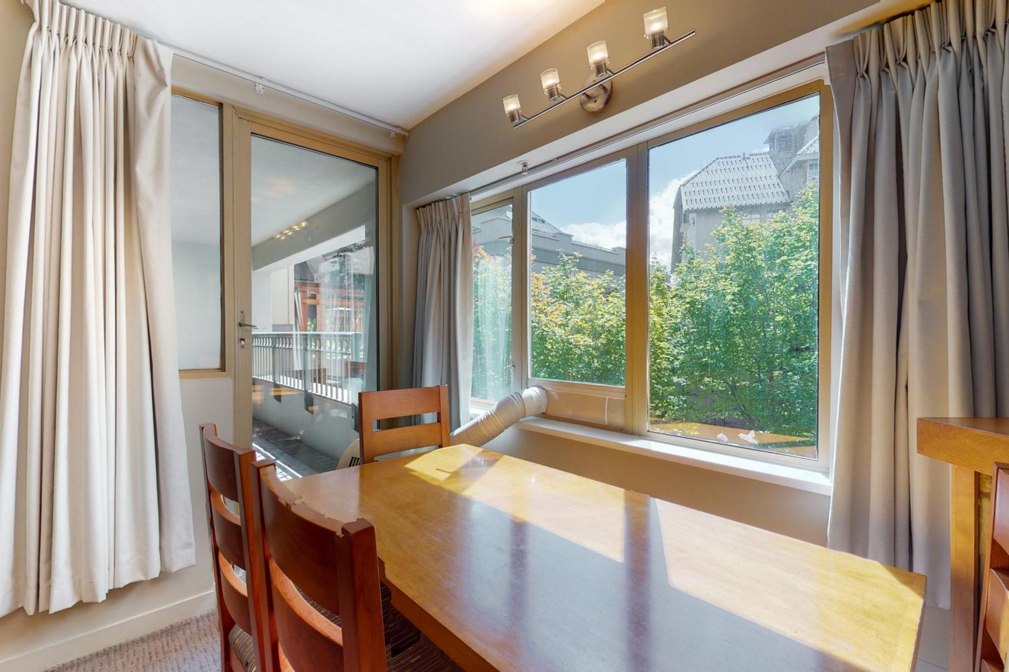 Whistler Peak Lodge Room photo