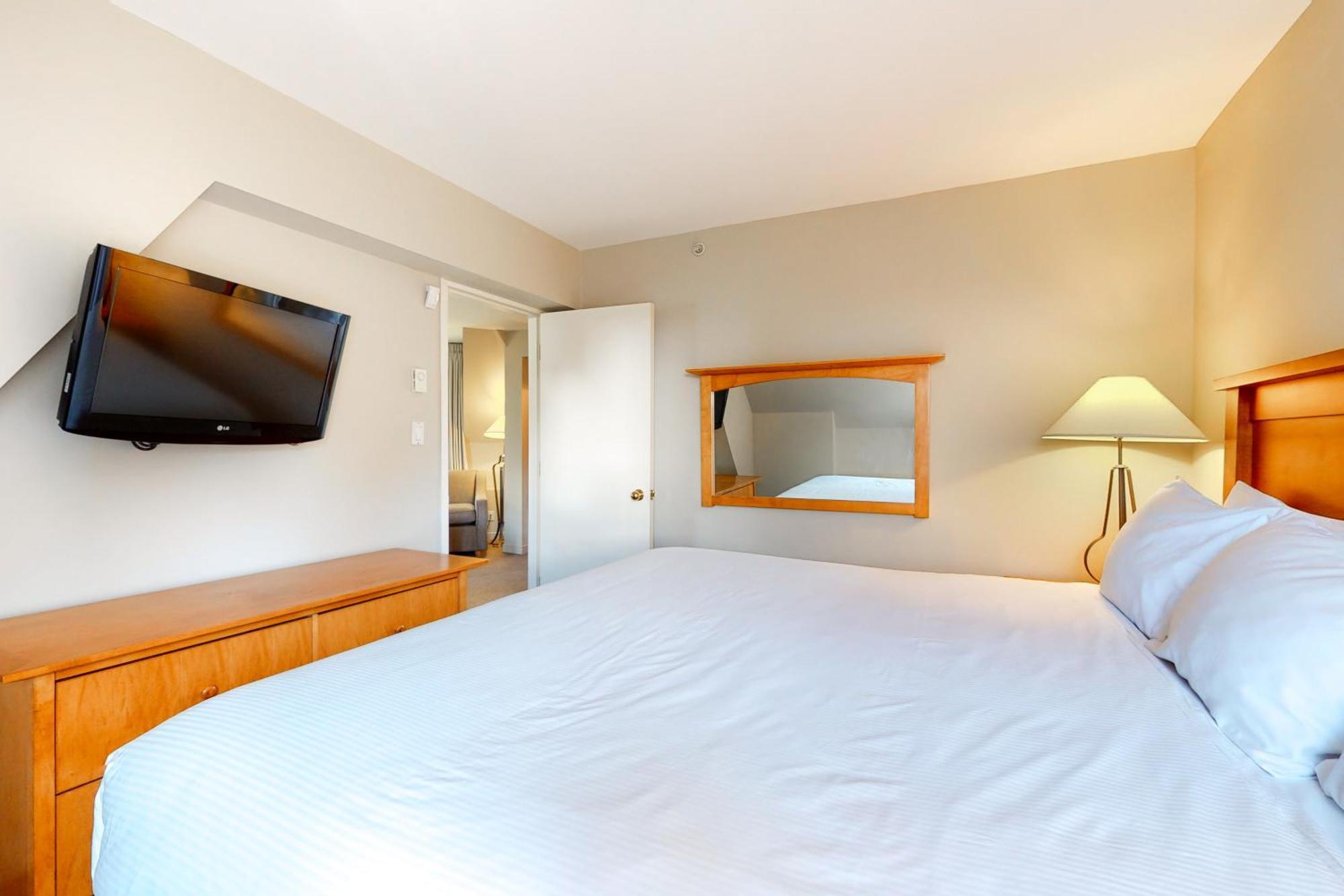 Whistler Peak Lodge Room photo