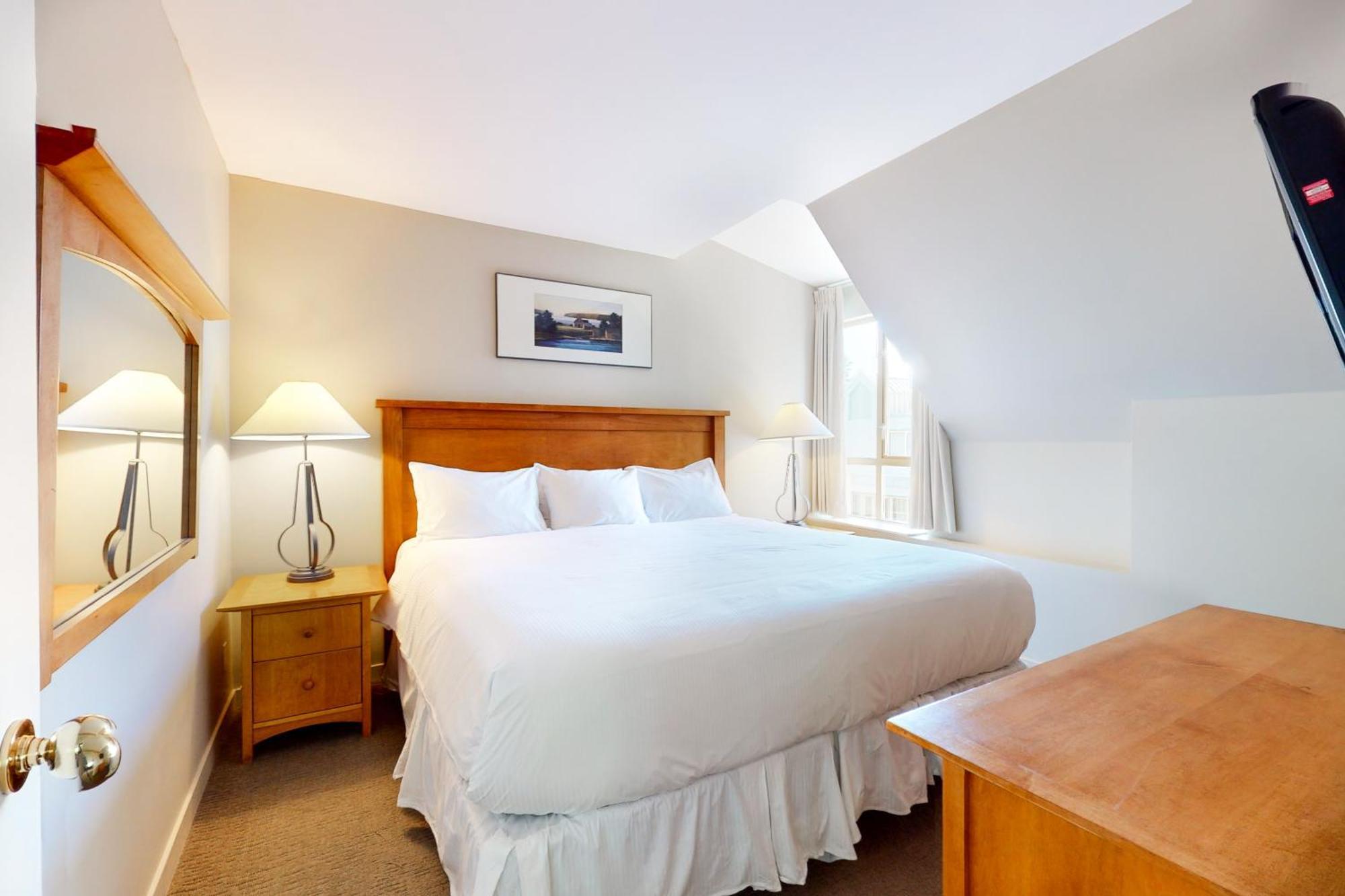 Whistler Peak Lodge Room photo
