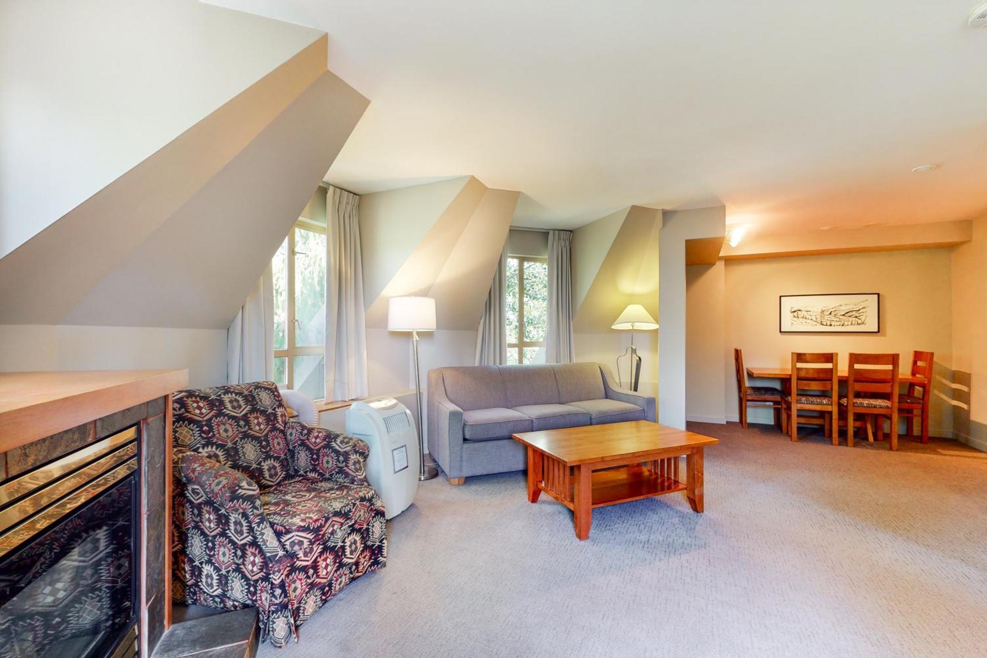 Whistler Peak Lodge Room photo